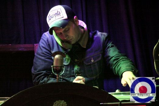 DJ Shakin Casi (D)